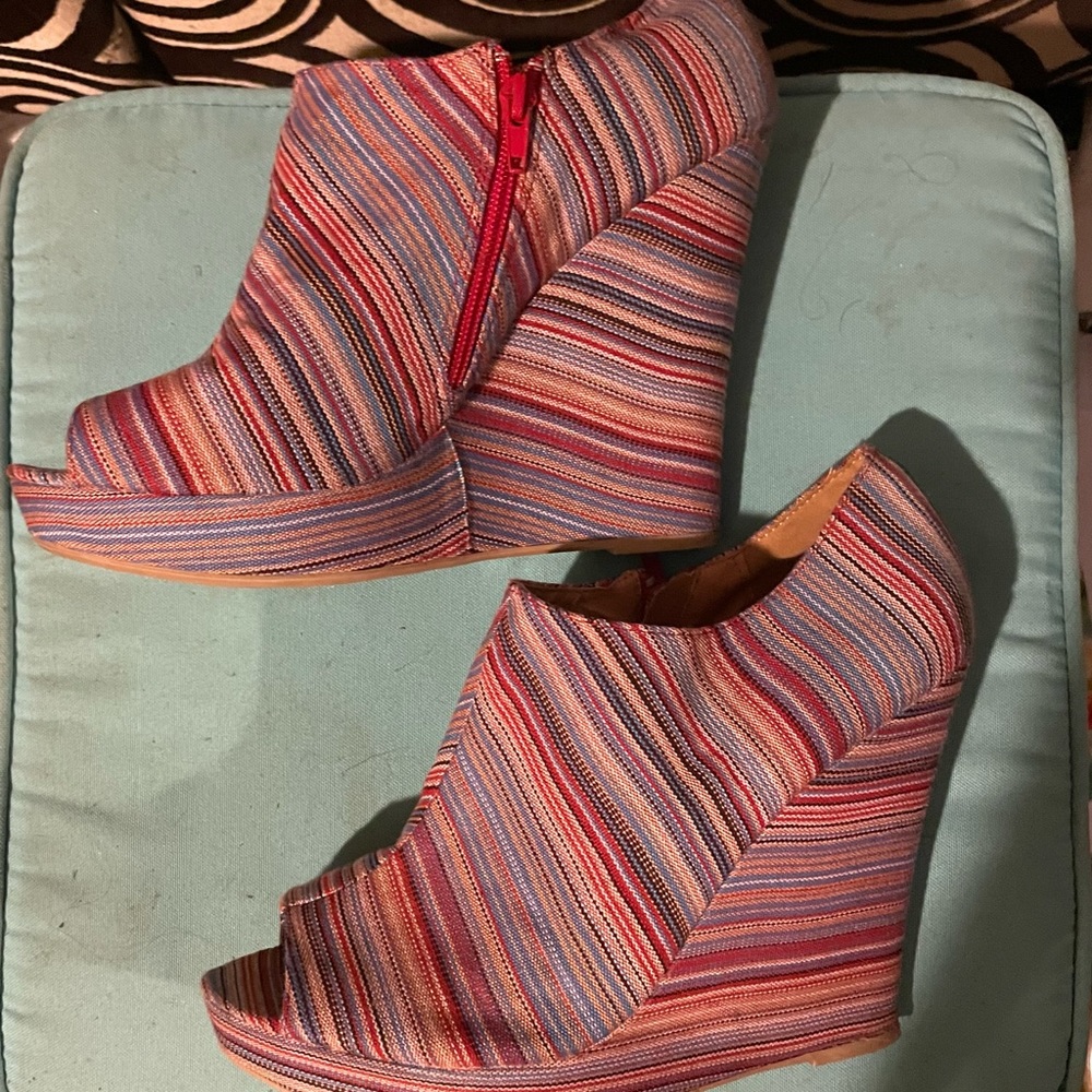 Qupid Striped Wedge Shoes with Zipper on the Side $12 Size 11